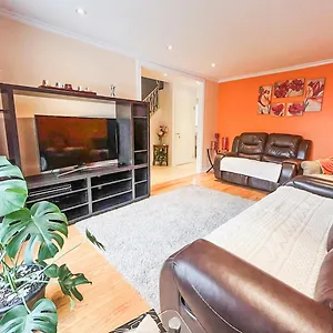 Holiday home Spacious House Near Downtown Mtl, Montreal